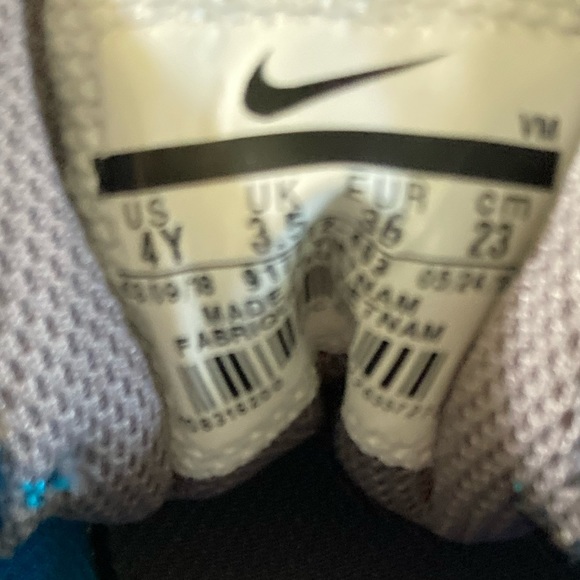 Nike boys sneakers size 4 youth in good gently used condition - Picture 5 of 7